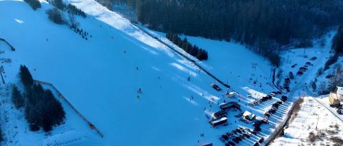 DRON 06 PARKOVANI-U-SJEZDOVKY